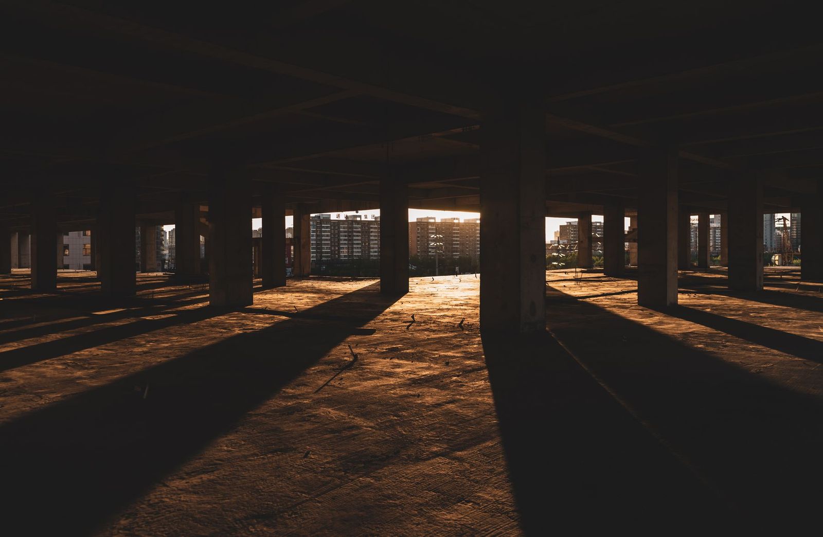 Rohbau aus Beton im Abendlicht